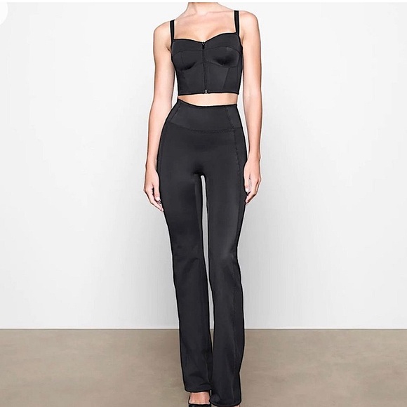 2 PEICE SET SKIMS
Glam Bustier Top and
Glam Pants
SIZE MEDIUM - Picture 1 of 8